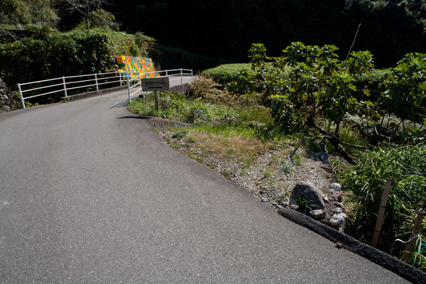 集落の中でも、とぎれることなく道標があります。