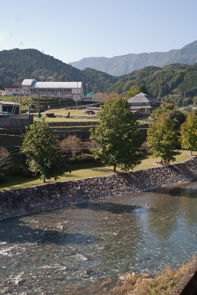 かわうそ自然公園と新荘川。