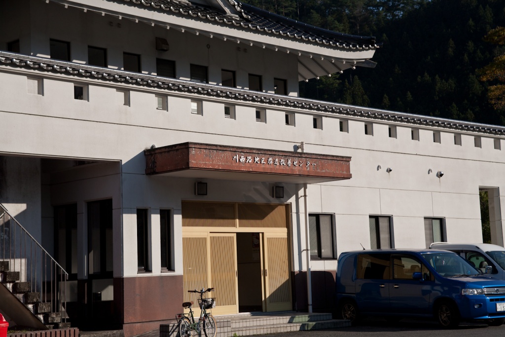 建物は「川西路地区構造改善センター」として利用されていました。この隣に維新の門群像があります。