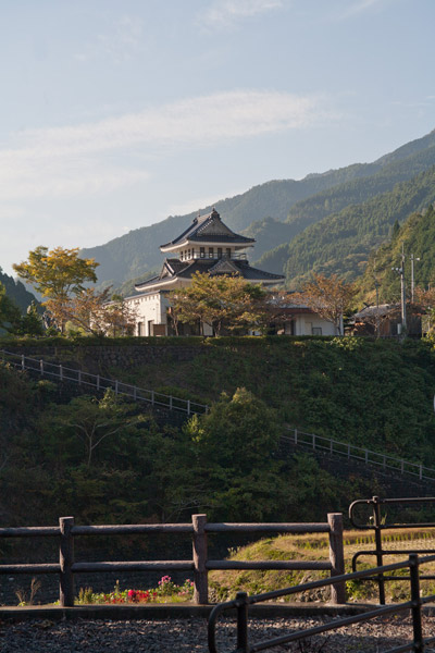維新の門 群像のある和田城跡がみえてきました。