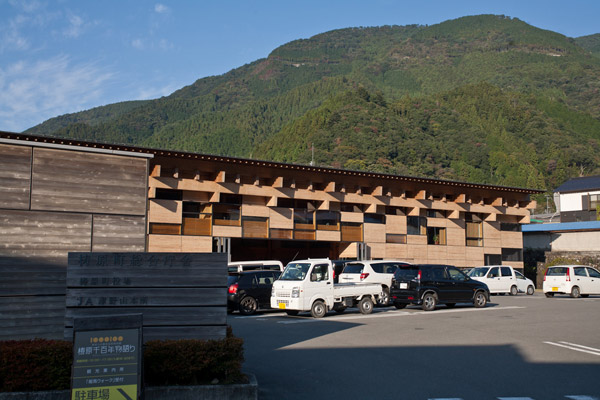 梼原町役場。立派な建物です。周囲の景観を乱さない雰囲気に好感が持てます。3時37分。