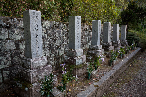 六志士の墓(分霊)。吉村虎太郎、那須俊平、那須信吾、前田繁馬、中平龍之助、掛橋和泉の分霊を祀ります。3時58分。