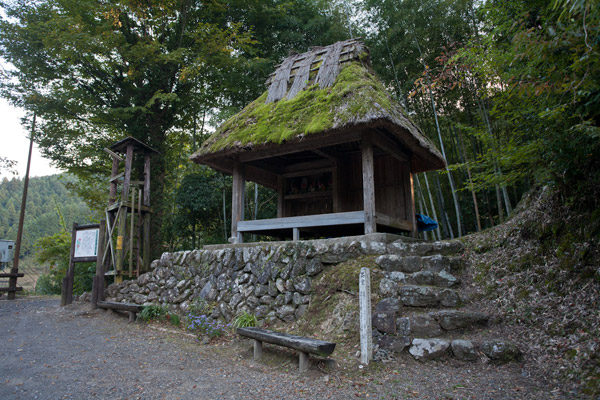茶堂。藩政時代からあり、諸仏を祀り津野氏の霊を慰め、地区の方々が輪番で行路の人々に茶菓の接待を行っていたそうです。この辺りにはいくつかあります。