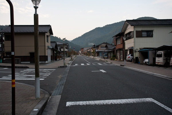 一旦梼原のメインストリートに戻ります。6時35分。この後の行程と左膝の痛みを考えるとすでに焦ってしまいます。