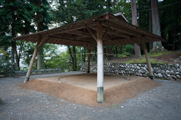 三嶋神社境内の土俵。