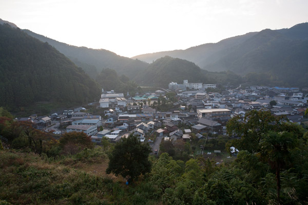 梼原の中心街がみえました。清々しい空気の町でした。6時51分。