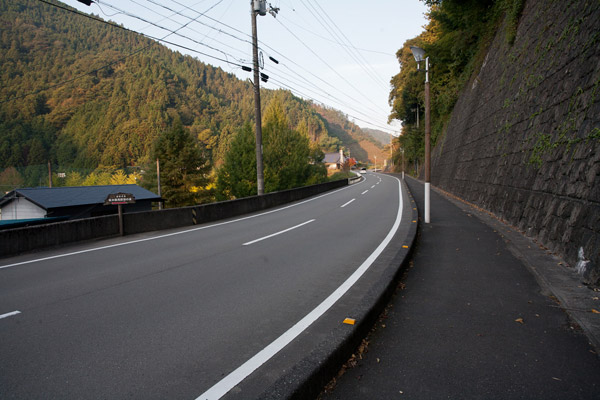 中心街を抜けました。7時4分。まあまあ順調です。