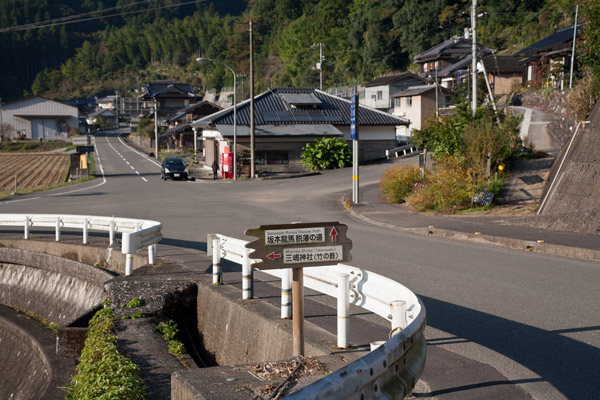 すかさず脱藩の道道標があります。