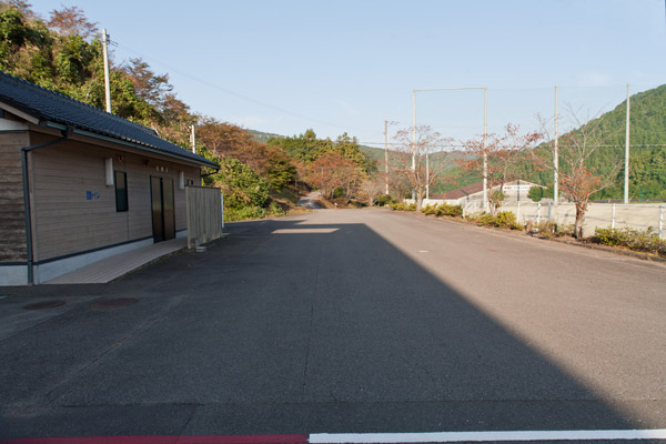 上がってくると何かの施設のようです。