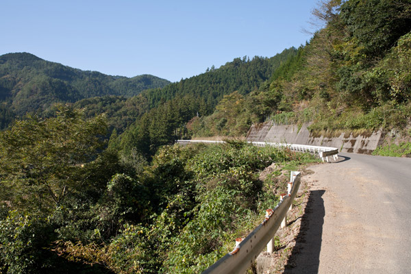道は山深く入っていきます。