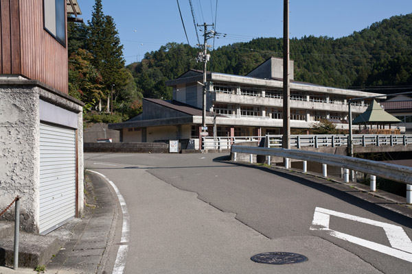 六丁の街なかを進みます。