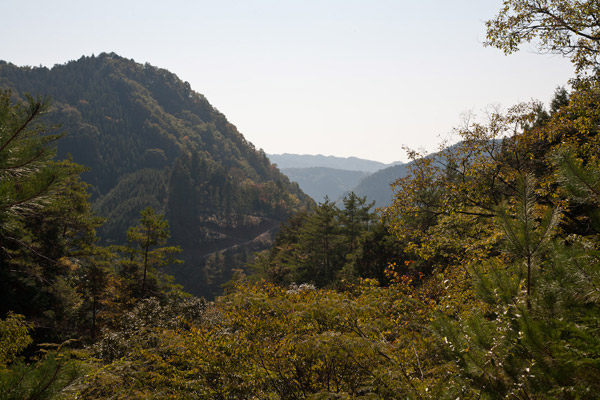 越えてきた山々をみます。そろそろお腹が空いてきました。