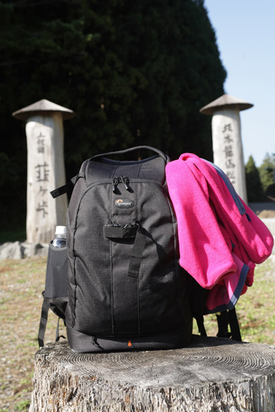今回の旅で使用したリュック。ロープロ社のフリップサイド500AWというカメラリュックです。リュックを地面に降ろさずにカメラを出し入れできます。これが12kgありました。
