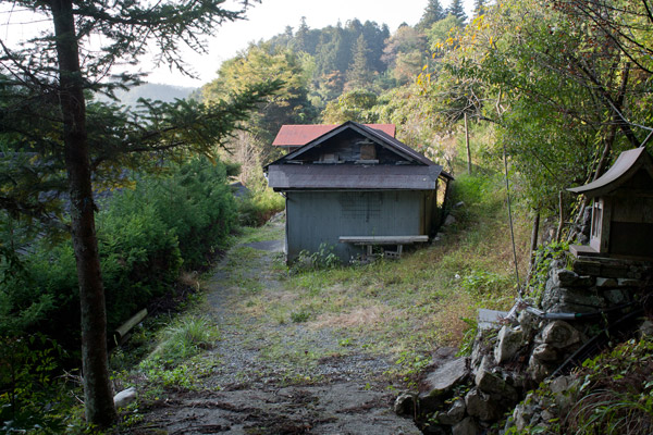 人里に降りてきました。このあたりが小村の里でしょうか。