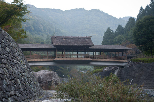 ふるさとの宿、近くにある屋根付橋。いい景色です。