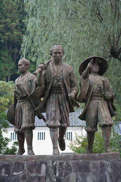 ふるさとの宿、隣にある飛翔の像。坂本龍馬(中央)、沢村惣之丞(左)、那須俊平(右)。