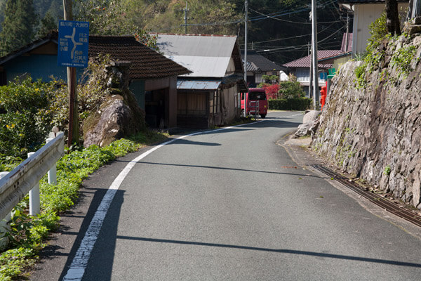 10時42分、御幸の橋を出発。道案内板があります。目指す横通りの文字を確認。