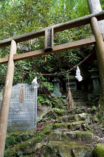 滝の近くには樽の渕龍王神。