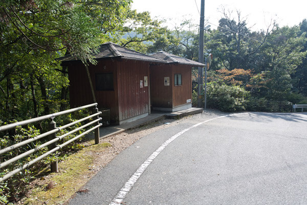 三杯谷の上部出入口には龍王神の石碑、脱藩の道絵図、トイレなどがあります。