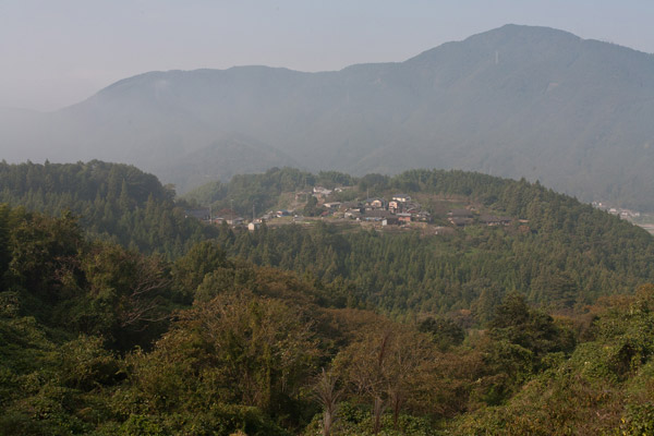 泉ヶ峠から旧宿間村(亀ノ甲)へ。