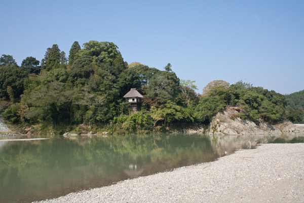 臥龍の渕と臥龍山荘。