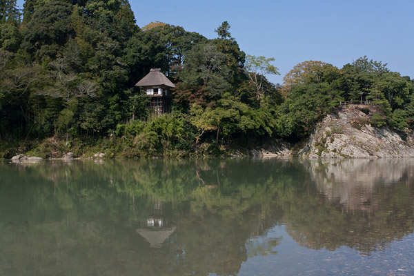 臥龍の渕と臥龍山荘。