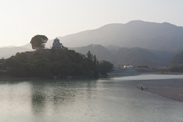 あいにくの天気でしたが、霞がかかったような大洲城はとてもきれいでした。