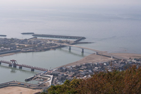 肱川あらし展望公園からの眺め。龍馬が下関に向けて船出した長浜港、そして瀬戸内海が見渡せます。