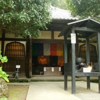 建長寺向かいの小さな丘にあります。閻魔様を祀る特徴的なお寺。