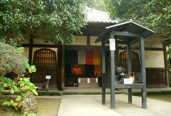 建長寺向かいの小さな丘にあります。閻魔様を祀る特徴的なお寺。