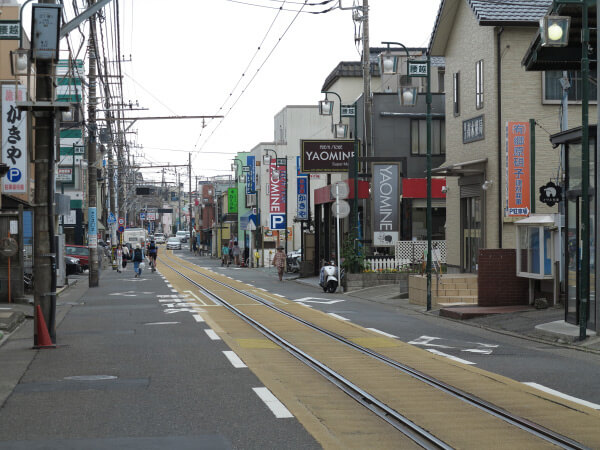 江ノ電腰越駅を下車、江ノ電が道の中央を走る腰越商店街を散歩しながら小動神社に向かうのもよいでしょう。