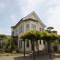 道行く人の目を引く美しい洋館部分はかいひん荘鎌倉のシンボル。