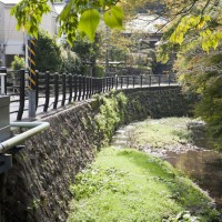 田楽辻子の道へとゆるやかに蛇行する犬懸橋からの景観。