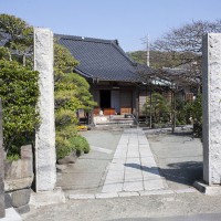 静かな住宅街にあります。門前には『源頼朝公御祈願所』の石碑。