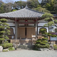 来迎寺。材木座海岸に近く、麗らかな海風が届く来迎寺。