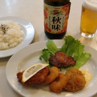 ワンコインランチ(500円)と瓶ビール(600円)。