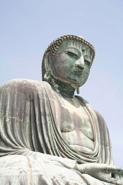定印を結ぶ大仏様。空にそびえてます。