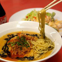 黒ごま担々麺(800円)とえびマヨ(780円)。