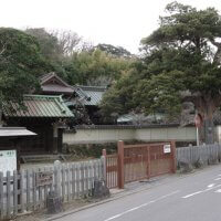 鎌倉の裏駅を出て今小路をまっすぐ進み、寿福寺を越えると左手に英勝寺が見えてきます。
