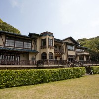 広々とした庭園に風格漂う鎌倉文学館(旧前田侯爵家別邸)3階建ての豪華な建物。庭園にはバラ園があり、春と秋には色とりどりのバラが楽しめる。