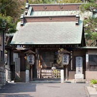 門前の細長い参道に風情があります。