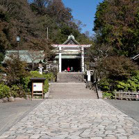 鳥居をくぐると広々とした空間があります。