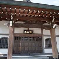 本堂に掲げられた「龍口山」の額。