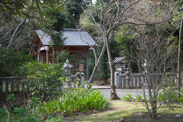 森々とした葛原岡神社の本殿。