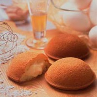 かまくらカスター(1個105円)。ふわふわとろとろの生菓子です。他にレーズンクッキーも大好きな一品。たくさんの洋菓子があります。散策のお供にぜひ。(同店公式HPより)。