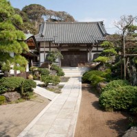 植木がきれいに整えられた東漸寺境内。