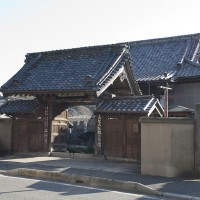 ここは観光するところではない、と鎌倉の寺社の中で唯一観光協会に加盟していない上行寺さん。仏の道を示す場所です。平成25年(2013年)〜平成26年初め頃、修復が行われてきれいになりました。個人的に何となくこの門の雰囲気に愛着があるので、写真は昔のままになっています。