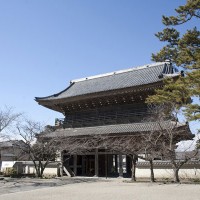 鎌倉最大の山門。江戸末期の1847年に建てられたもので、高さ20m、間口16m、奥行7mという大きさ。2階には釈迦三尊、四天王、十六羅漢が祀られています。申請すれば内容次第で拝観可能です(20名以上)。