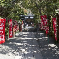 妙本寺総門の右手にある、大町四ツ角方面へと抜ける小さくて静かな道を行くと、左手にあります。杜に囲まれたいい場所です。