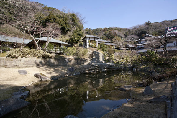 妙香池(みょうこうち)。総門前の白鷺池と並び、円覚寺創建当初からある池。平成13年に復元されました。